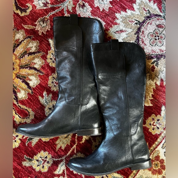 Ladies Frye Melissa boot in size 81/2..hardly worn on sole upper is like new. - Picture 2 of 5